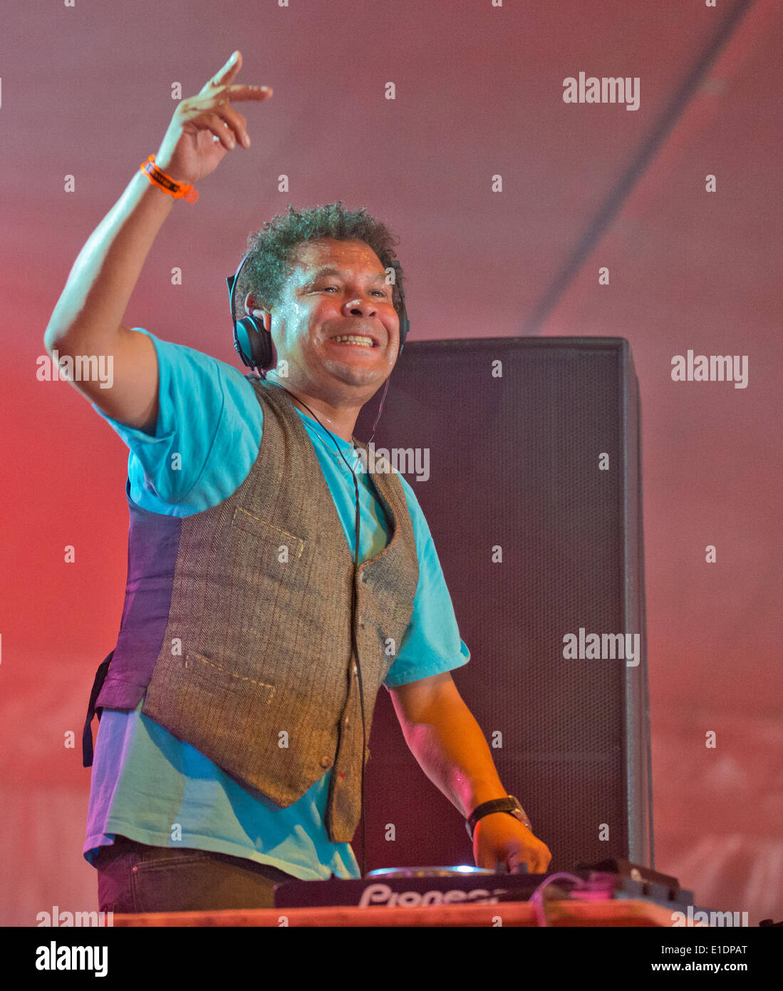 Wychwood Festival, Cheltenham, UK. 01 Juin, 2014. Craig Charles DJs dans le Chapiteau au 10ème Festival de Cheltenham UK Wychwood Crédit : charlie bryan/Alamy Live News Banque D'Images