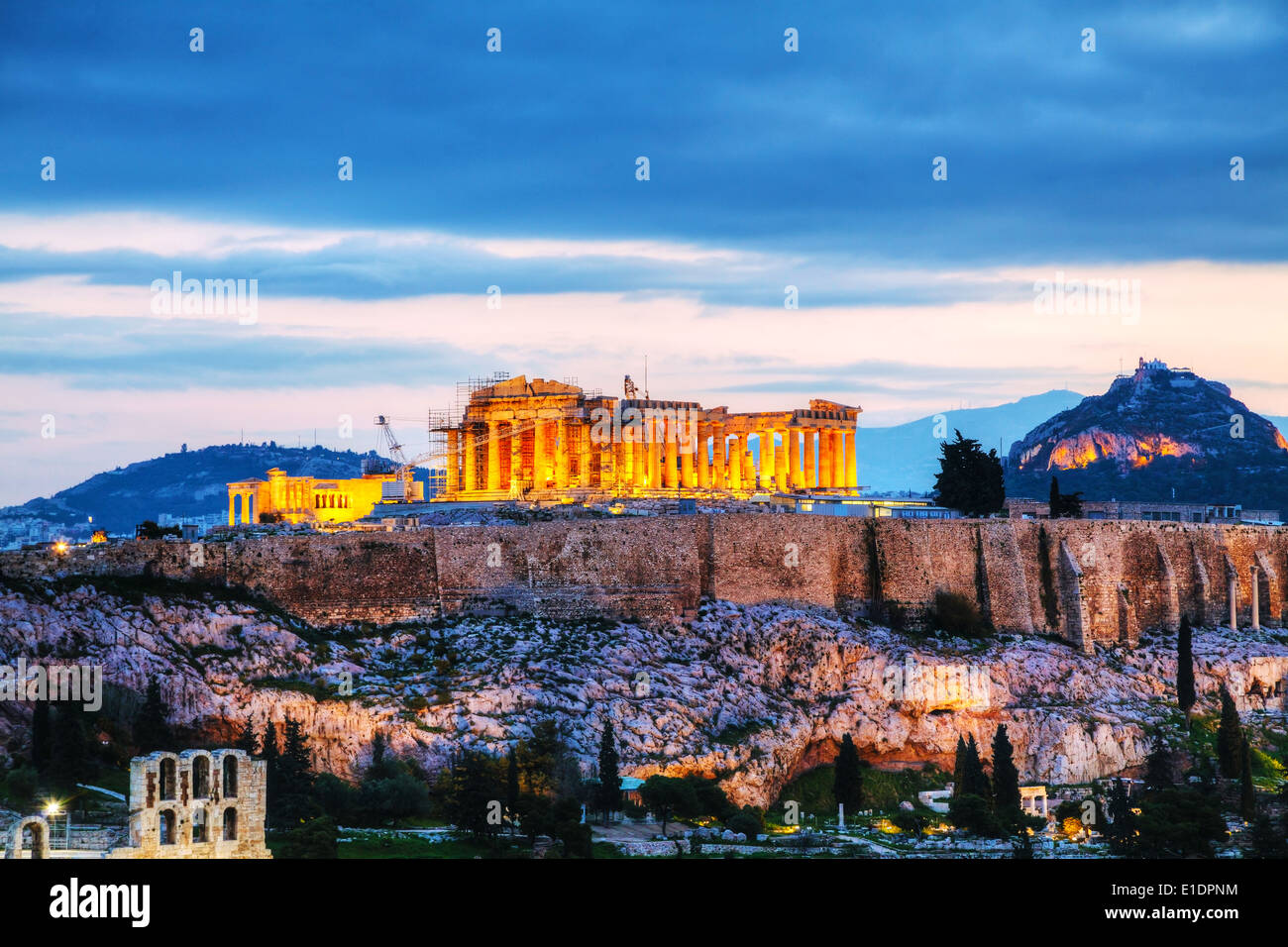 Acropole à Athènes, Grèce dans la soirée après le coucher du soleil Banque D'Images