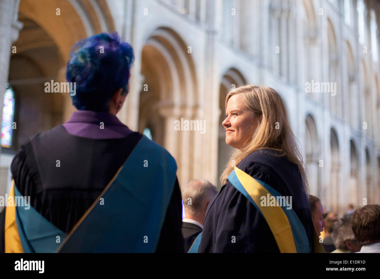 Uzès, France. 31 mai, 2014. Les nouveaux diplômés de l'Université ouverte à assister à la cérémonie de diplôme Cathédrale d'Ely dans le Cambridgeshire. Credit : Adrian Buck/Alamy Live News Banque D'Images