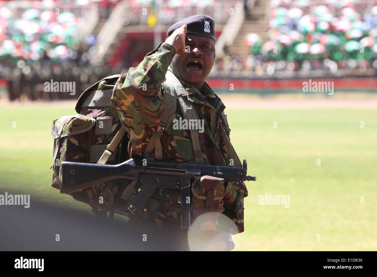 Nairobi, Kenya. 01 Juin, 2014. Agent de police kenyanes participer sur cérémonie, durant le jour de l'indépendance 51 cerebrations, au stade national de Nyayo de Nairobi, capitale du Kenya le 1 juin 2014, le 1er juin est un cerebration annuel pour marquer la liberté du pays des colonials en 1963, l'cerebrations vient à un moment Le Kenya a l'insécurité économique et défis. Crédit : Tom Maruko/PACIFIC PRESS/Alamy Live News Banque D'Images