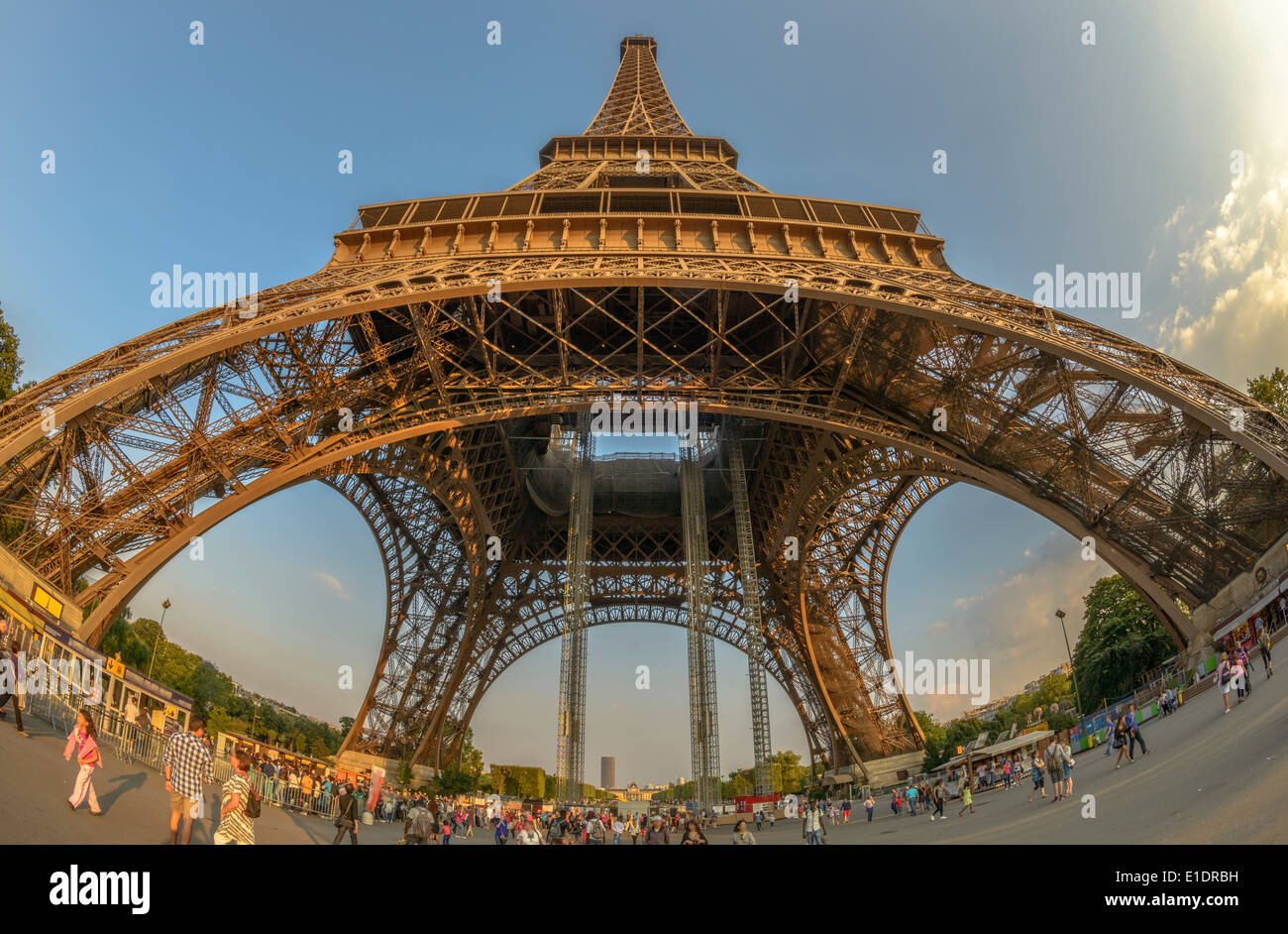 Angle de vue très large de la Tour Eiffel au coucher du soleil Banque D'Images