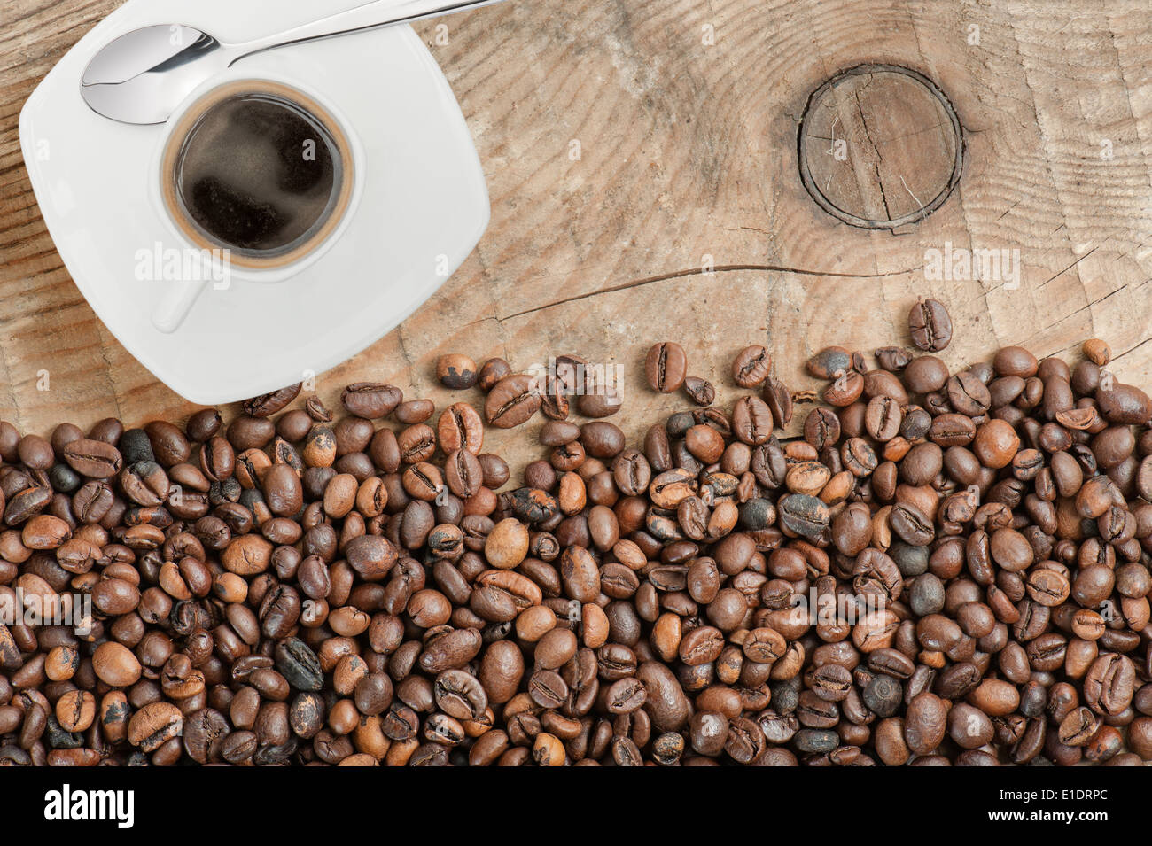 Les grains de café sur la table en bois avec tasse de café Banque D'Images