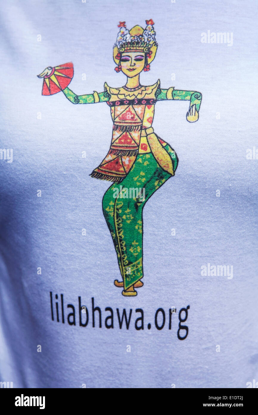 "Bonjour l'Indonésie", Trafalgar Square, London, UK 31 mai 2014. Un événement annuel célébrant la Journée de l'Indonésie à Trafalgar Square. Un T-shirt blanc avec la danseuse indonésienne. Crédit : Tony Farrugia/Alamy Live News Banque D'Images