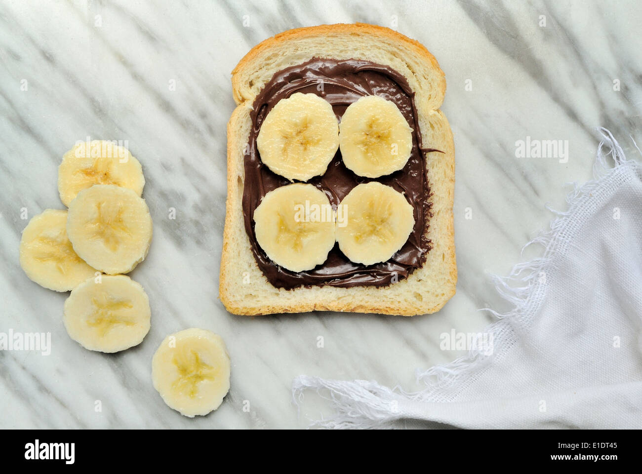 Le pain avec des tranches de banane et de crème au chocolat Banque D'Images