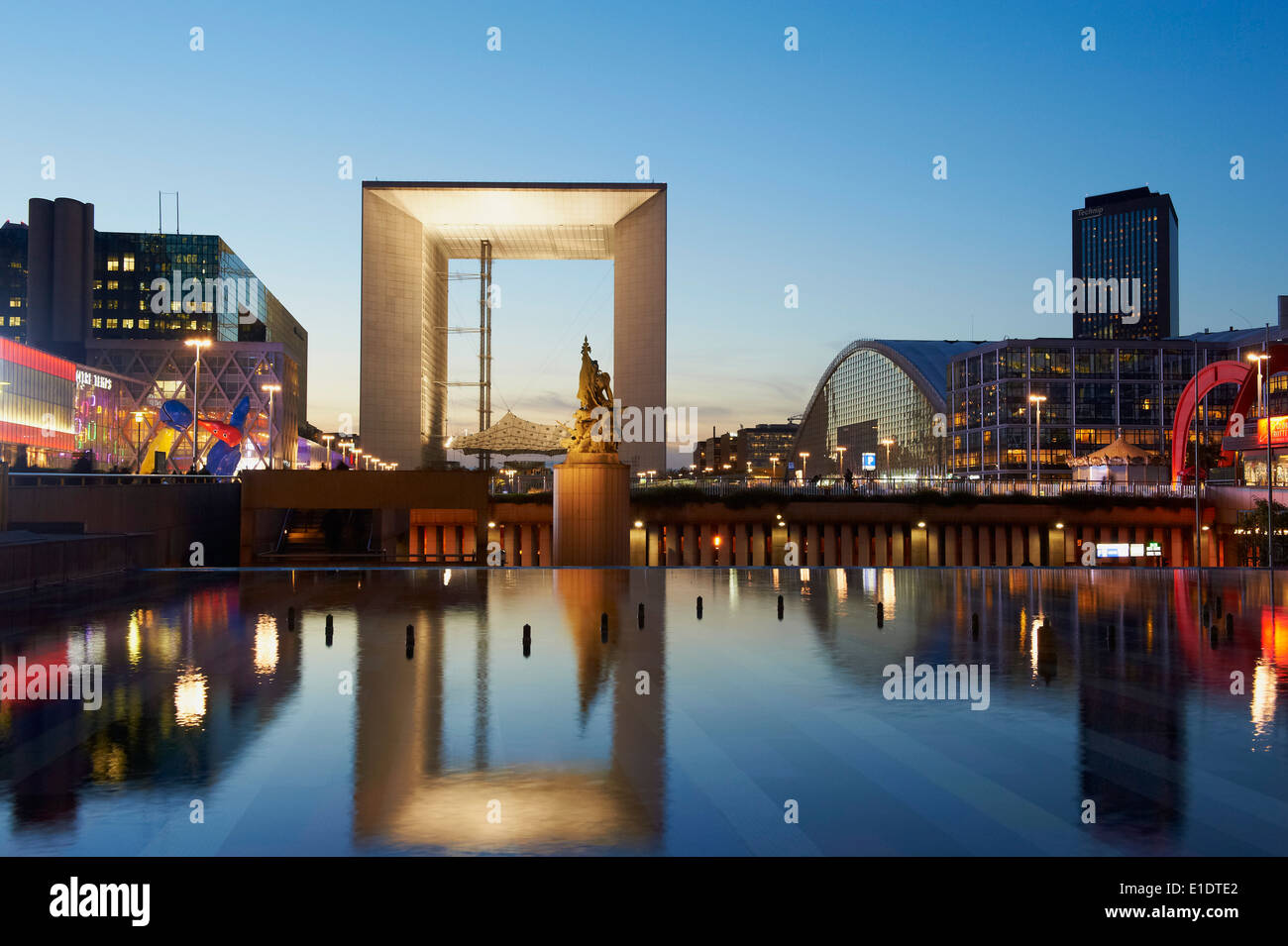 France, Paris, La Grande Arche de la Défense par l'architecte Otto von Spreckelsen la nuit Banque D'Images