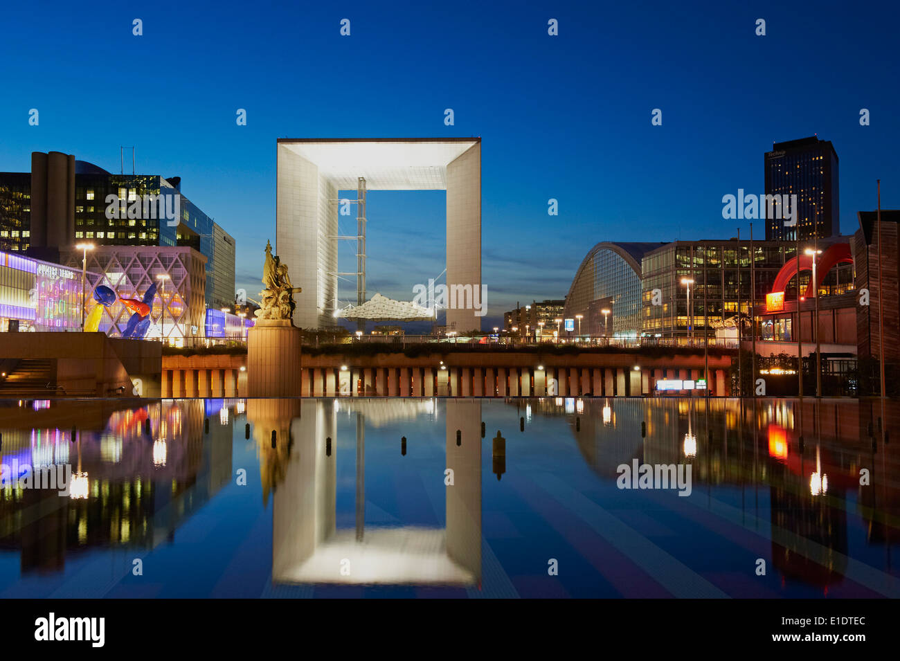 France, Paris, La Grande Arche de la Défense par l'architecte Otto von Spreckelsen la nuit Banque D'Images