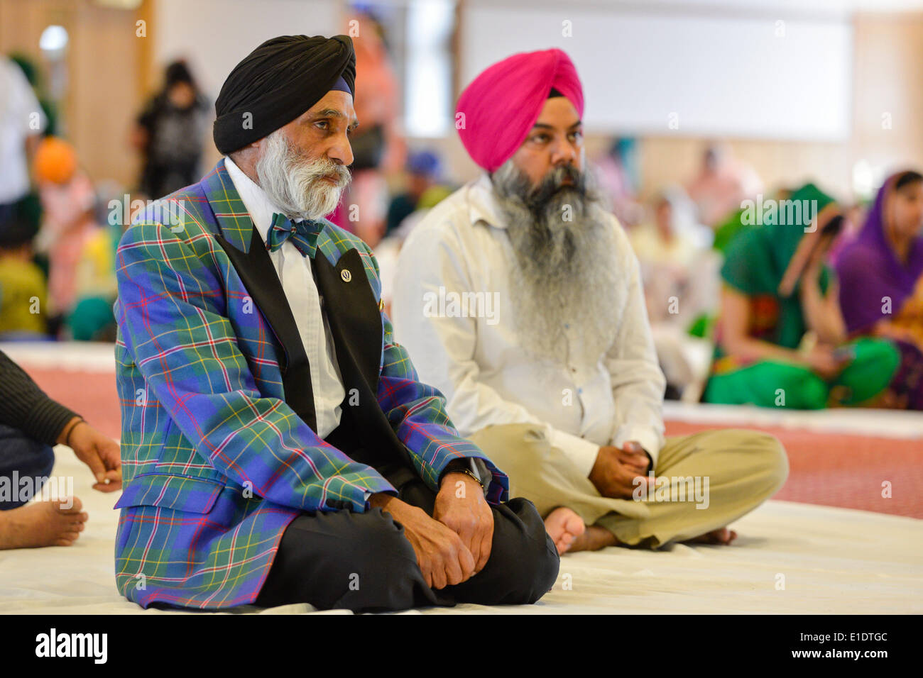 Glasgow, Royaume-Uni. 1er juin 2014. Un Sikh portant une veste de tartan Singh attend d'entendre le Premier ministre Alex Salmond s'adresser à des membres de la communauté sikh écossaise lors d'une visite au Gurdwara de Glasgow le dimanche 01 juin 2014 à Glasgow, en Écosse. © David Gordon/Alamy Live News Banque D'Images