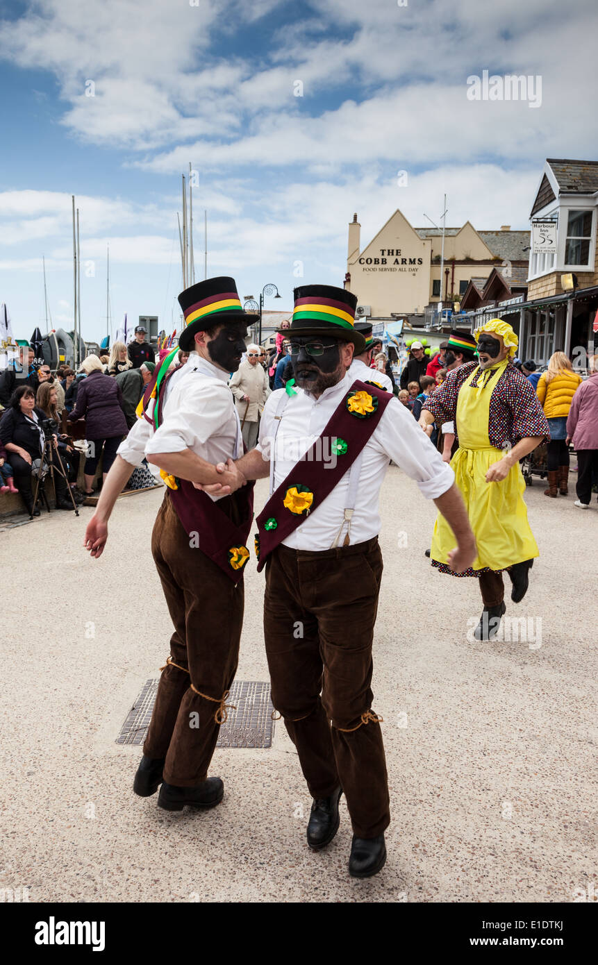 Morris Dancers en face de l'Armes de Cobb à Lyme Regis, dans le Dorset Banque D'Images