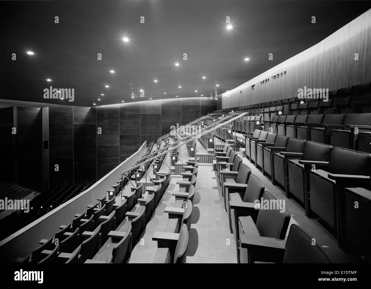Teatro Gil Vicente à Coimbra, Portugal, est capturé sur cette photographie, mettant en évidence le style architectural du théâtre et son lien avec l'Université de Coimbra. Banque D'Images