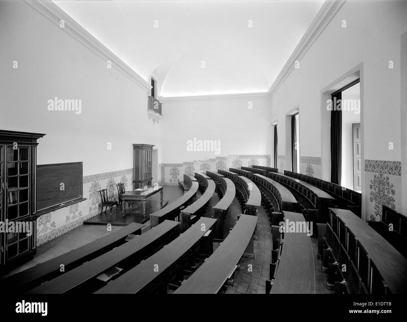 Bâtiments du Associação Acadêmica à l'Université de Coimbra, Portugal, connus pour leur importance académique et historique dans le paysage universitaire de la ville. Banque D'Images