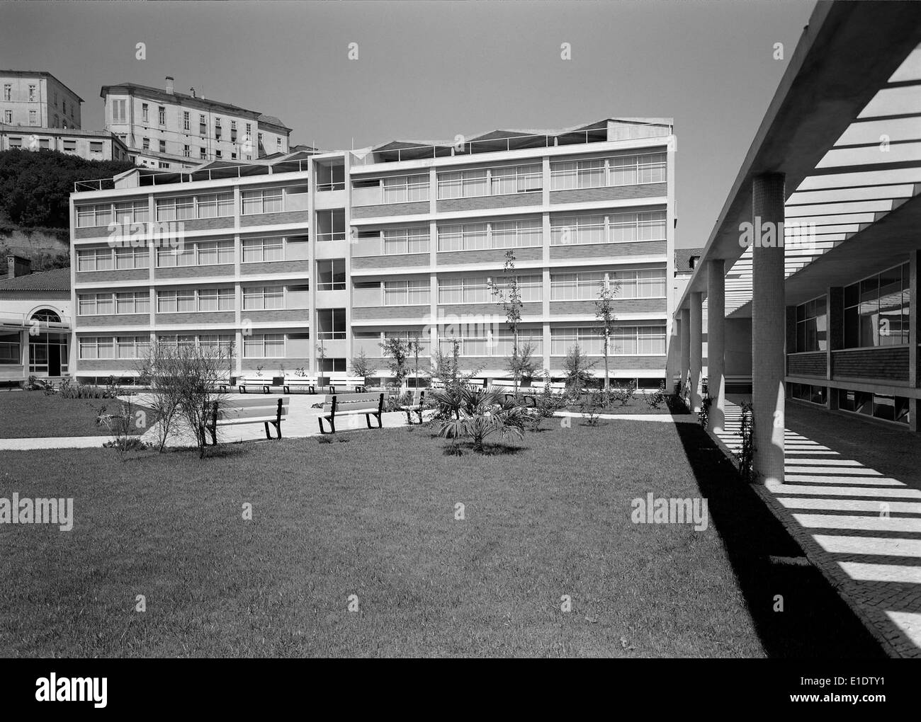 Les bâtiments de l'Associação Académica da Universidade de Coimbra, capturés par Horácio Novais, sont un élément clé de l'environnement historique et académique de l'université à Coimbra, au Portugal. Banque D'Images