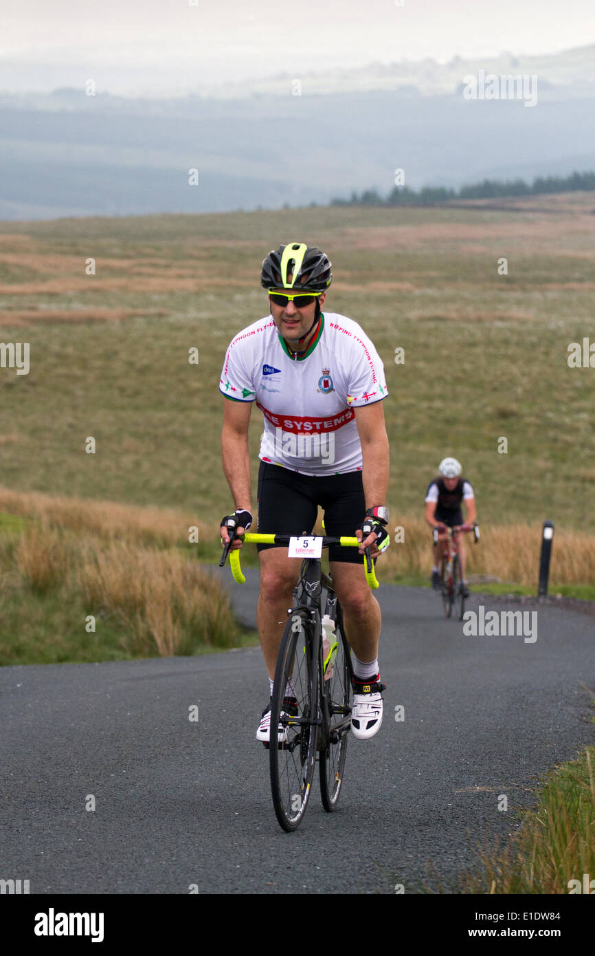 Creux de Bowland, Lancaster, UK 1er juin 2014. Le Terrier Sportive. Trois itinéraires en tenant dans la tour du Jubilé et de l'auge de Bowland avec un split à Dunsop Bridge et ensuite jusqu'au sanglier est tombé à l'ébrèchement à rejoindre les montées de Jeffery Hill et Waddington est tombé et à la station d'alimentation à Slaidburn. La longue route est allé plus de Bowland noeuds avec une grande boucle, retour à Slaidburn avec vue superbe, calme et paysages de voie. Credit : Conrad Elias/Alamy Live News Banque D'Images