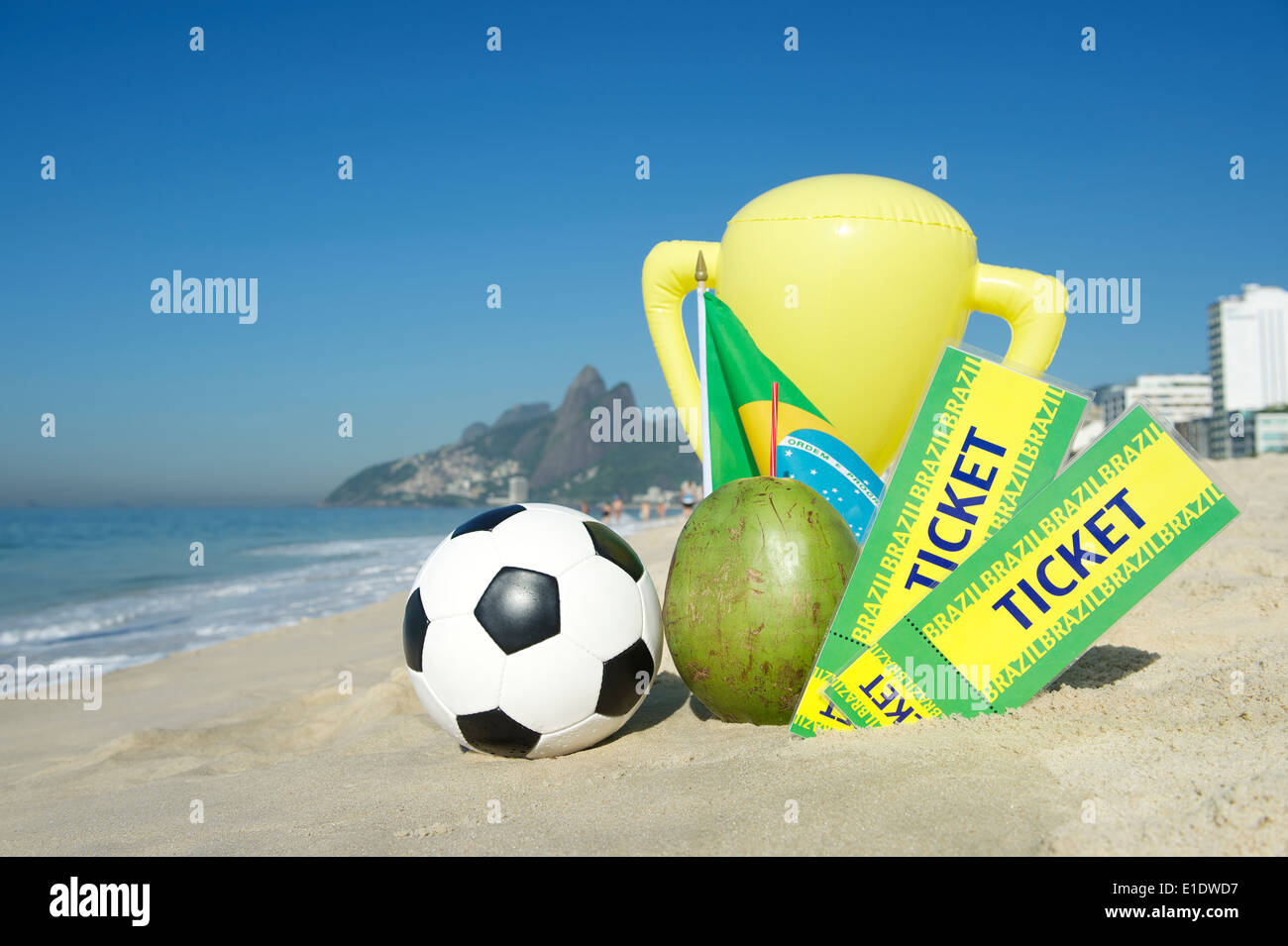 Brésil billets stand avec trophée, football, noix de coco, et drapeau brésilien sur la plage d'Ipanema Rio de Janeiro Banque D'Images
