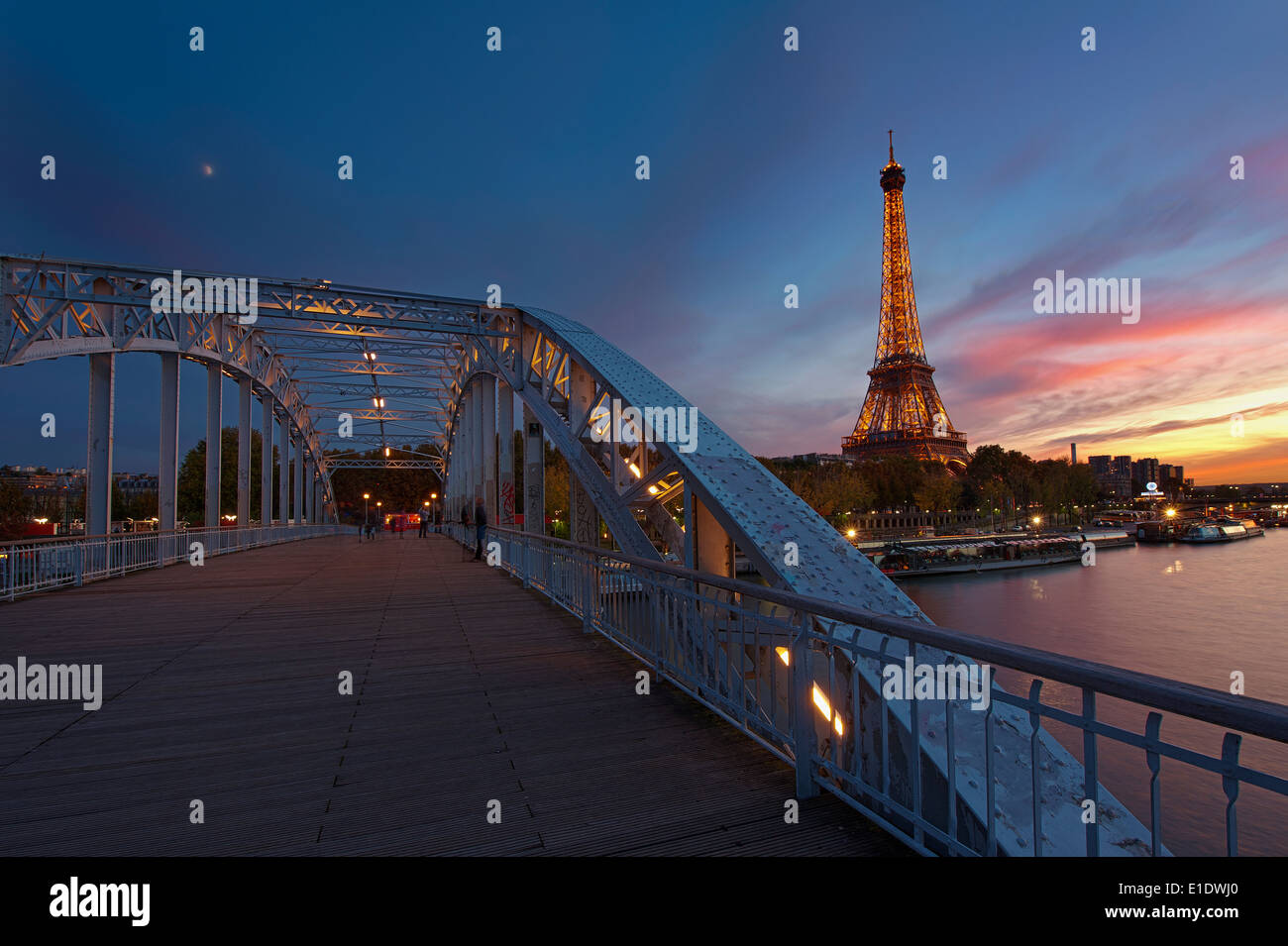 France, Paris, Tour Eiffel et passerelle Debilly Banque D'Images