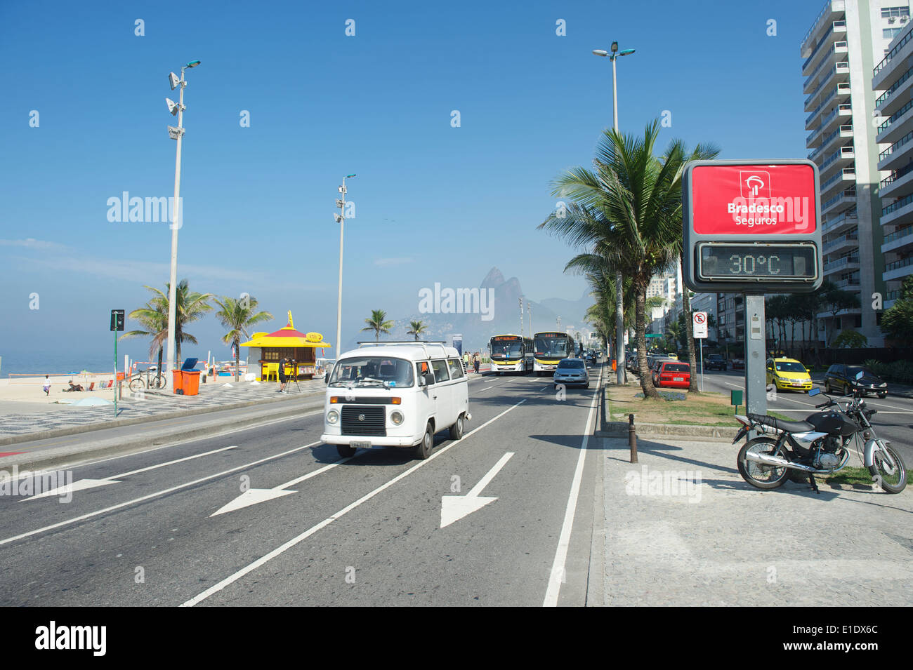 RIO DE JANEIRO, Brésil - le 26 janvier 2014 : Volkswagen Kombi van classique, qui a pris fin en 2013, la production de disques durs d'Ipanema. Banque D'Images