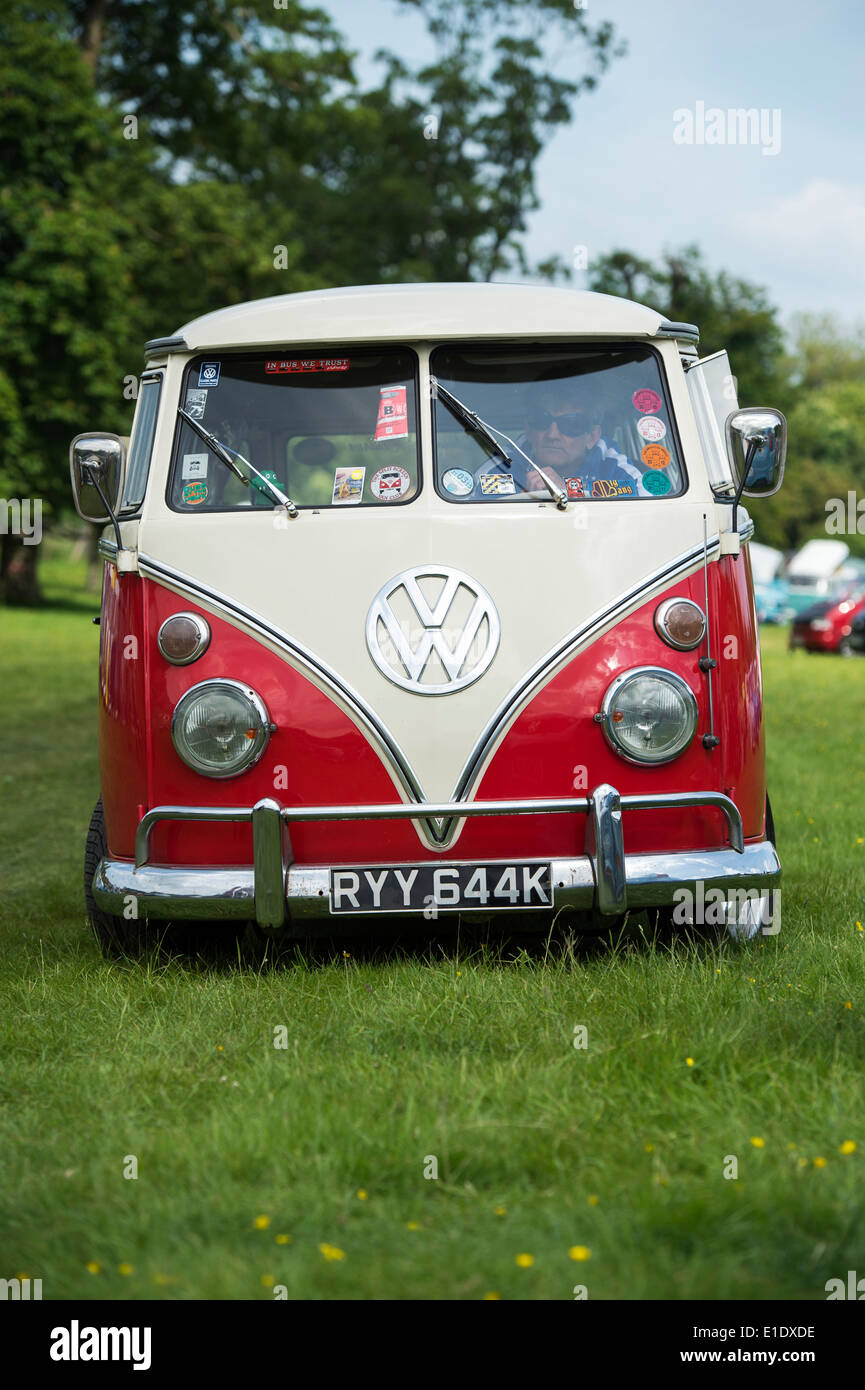 1971 Rouge Blanc VW Volkswagen écran partagé à un camping-car VW Show. L'Angleterre Banque D'Images