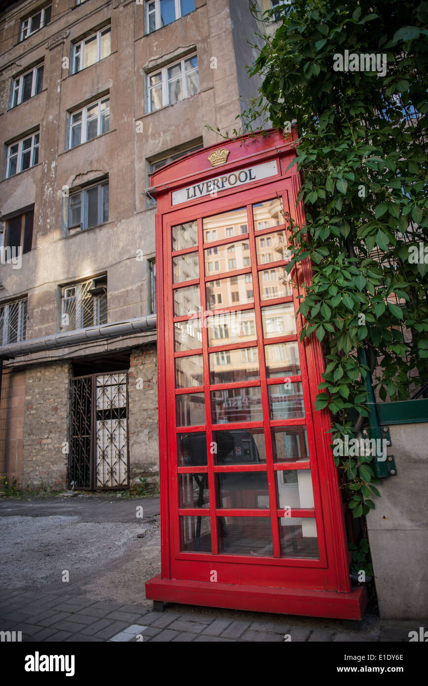 Cabine téléphonique anglaise en face de Liverpool Hôtel et Club à Donetsk, Ukraine Banque D'Images