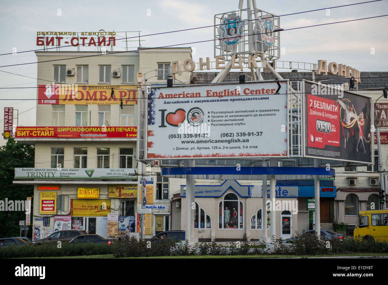 Panneaux sur Shevchenko boulevard à Donetsk, Ukraine Banque D'Images