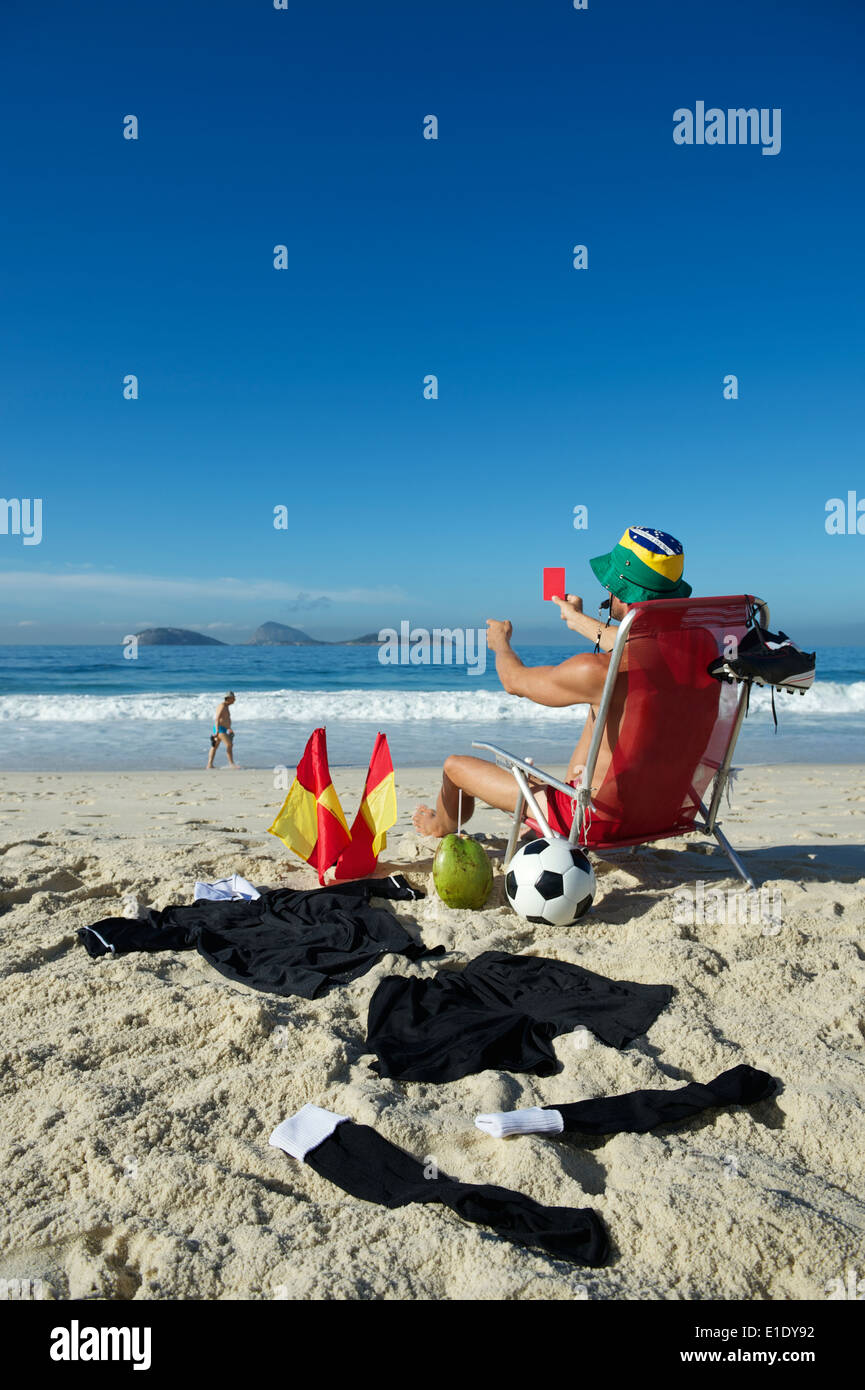 Arbitre de football soccer faisant un carton rouge appel d'une chaise de plage Banque D'Images