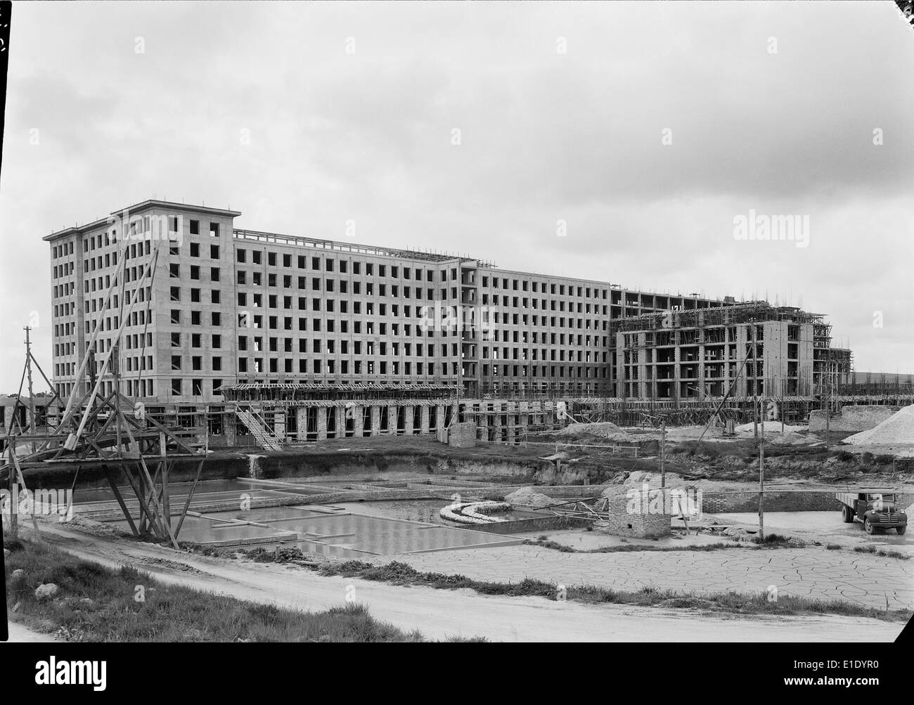 Hospital de Santa Maria est un établissement de santé majeur à Lisbonne, Portugal, connu pour son rôle important dans les soins médicaux et la recherche. C'est l'un des plus anciens hôpitaux de la ville, axé sur les soins et le traitement des patients. Banque D'Images