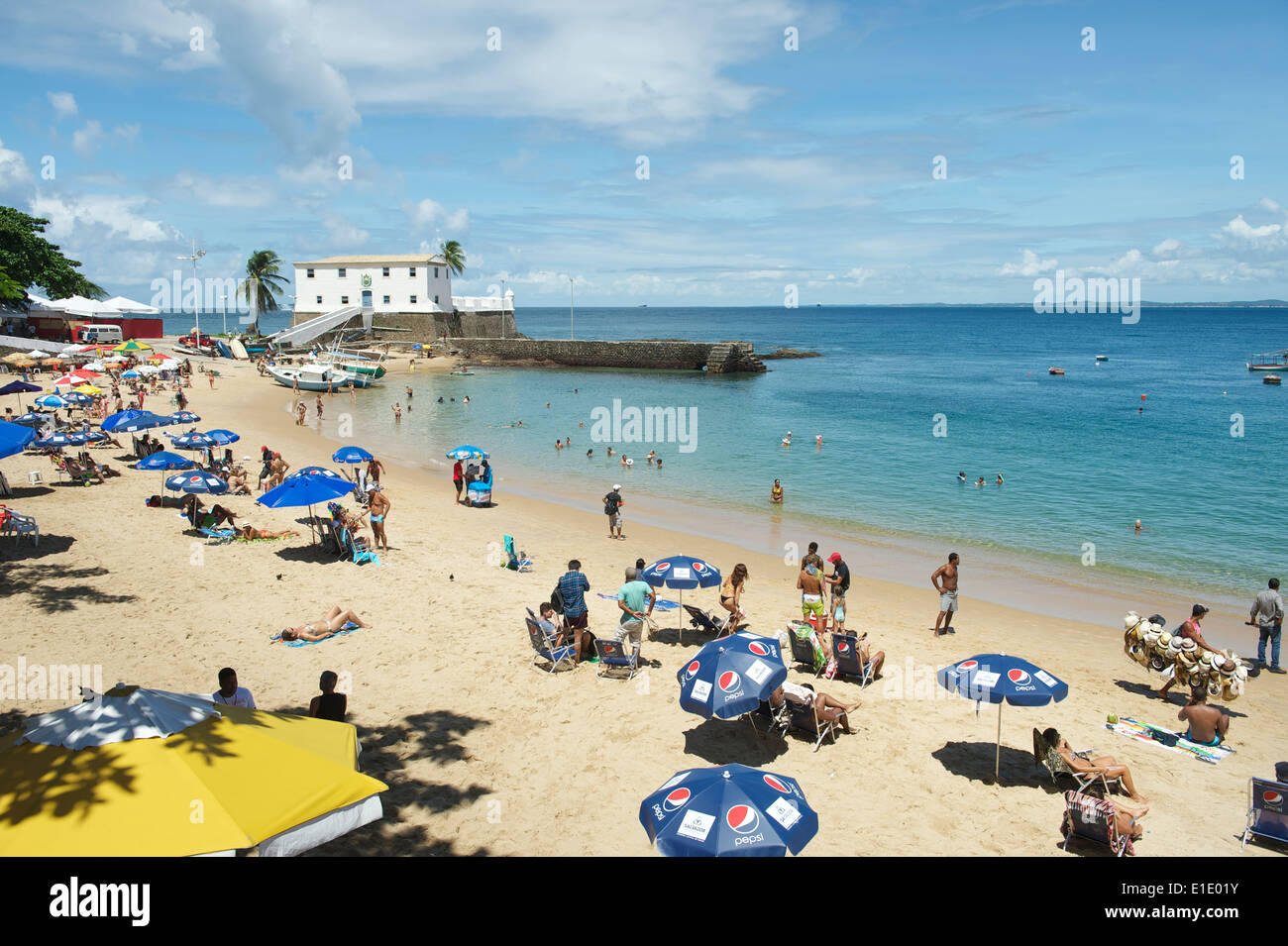 SALVADOR, BRÉSIL - Mars 06, 2014 : Amateurs de recueillir sur un matin calme à Porto da Barra Beach. Banque D'Images