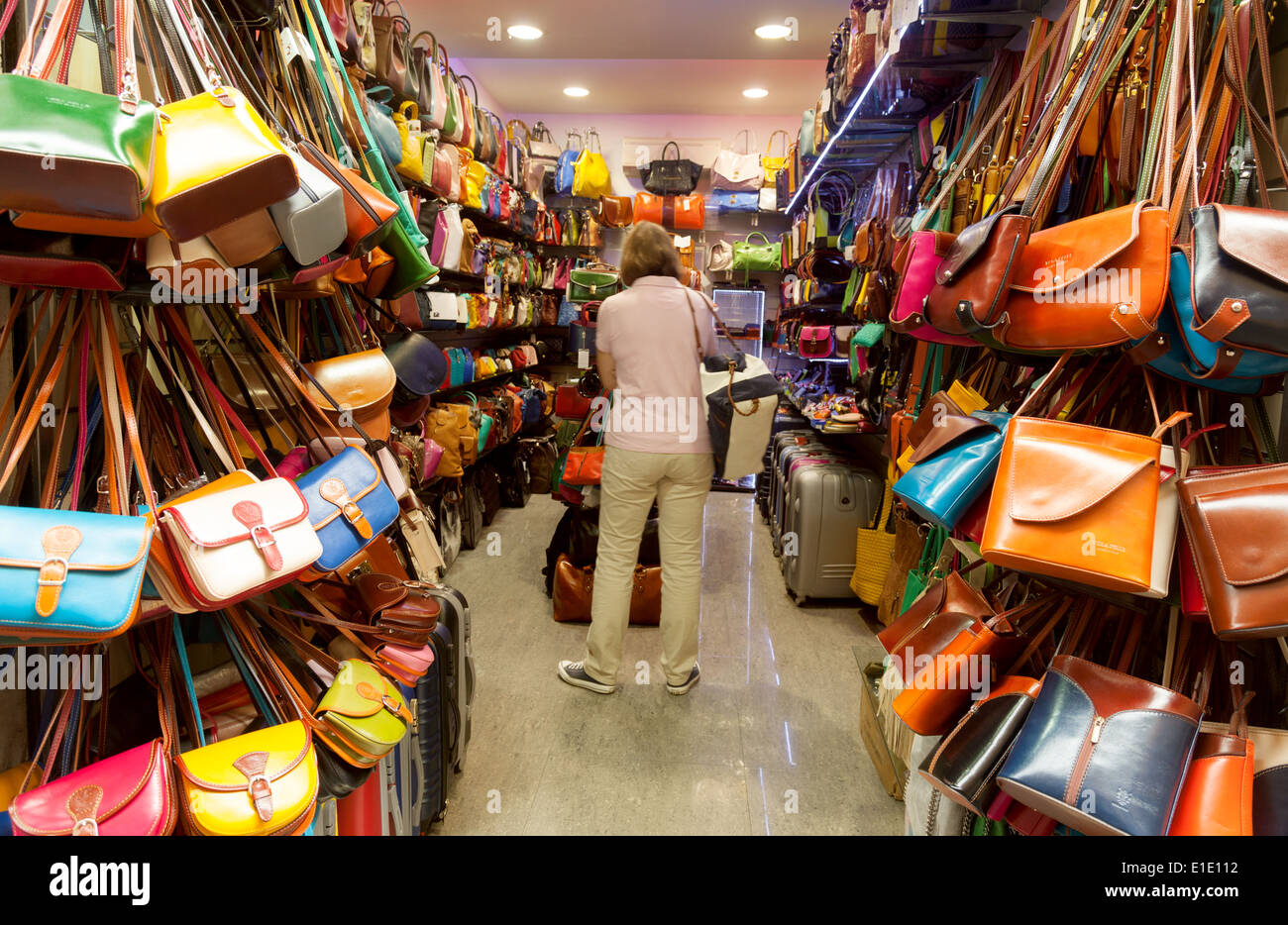 Pour les sacs de shopping les gens dans un magasin d'articles de cuir shop, Rome Italie Europe Banque D'Images