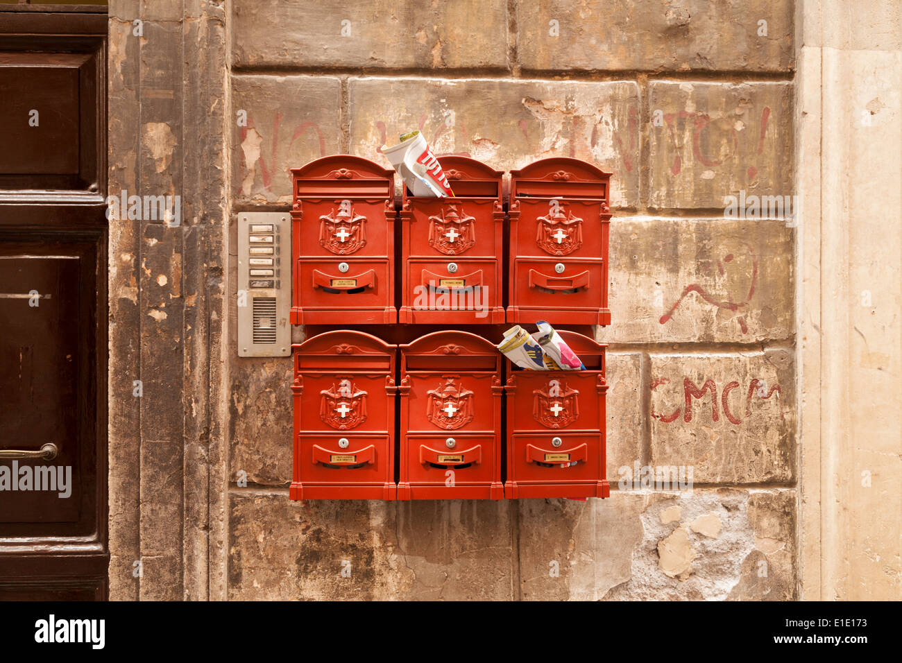 Rome - Boîtes aux lettres sur un mur de la maison, Rome Italie Europe Banque D'Images