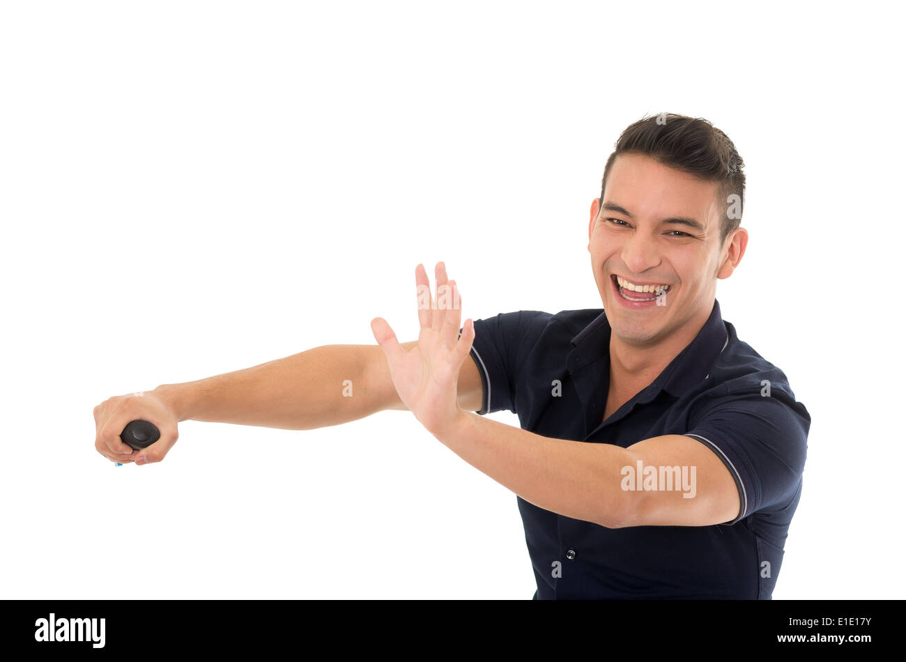L'homme, gesticulant, se faisant passer pour la conduite d'une voiture dans le studio Banque D'Images