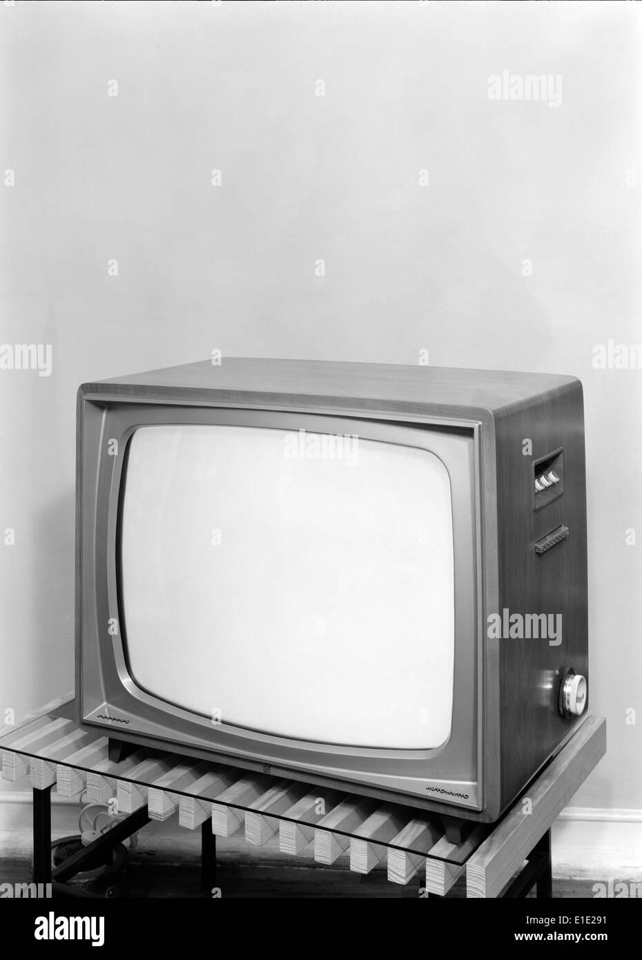 Le « Televisor » fait référence à un poste de télévision des années 1950 et 1960 au Portugal, mettant en valeur le développement de la technologie de diffusion au milieu du XXe siècle. Cette période a vu des progrès dans la conception de la télévision et la popularisation de la télévision comme médium domestique. Banque D'Images Le « Televisor » fait référence à un poste de télévision des années 1950 et 1960 au Portugal, mettant en valeur le développement de la technologie de diffusion au milieu du XXe siècle. Cette période a vu des progrès dans la conception de la télévision et la popularisation de la télévision comme médium domestique. Banque D'Images