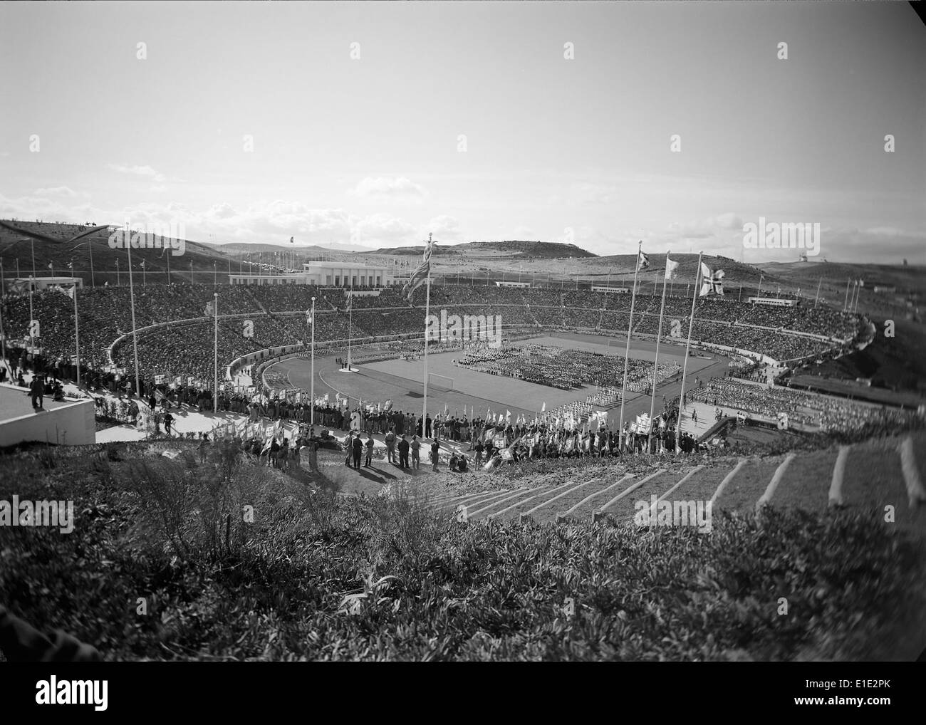 Le Estádio Nacional de Lisbonne, construit en 1944, est un site sportif important, connu pour accueillir des matchs de football importants et des événements nationaux. C'est un endroit clé dans l'histoire du sport portugais. Banque D'Images