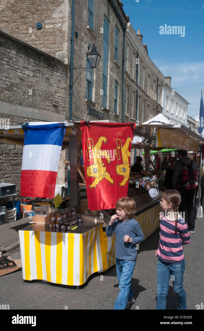 Maison de vacances Carnaval et banque mai foire alimentaire français à Tetbury, Angleterre Banque D'Images