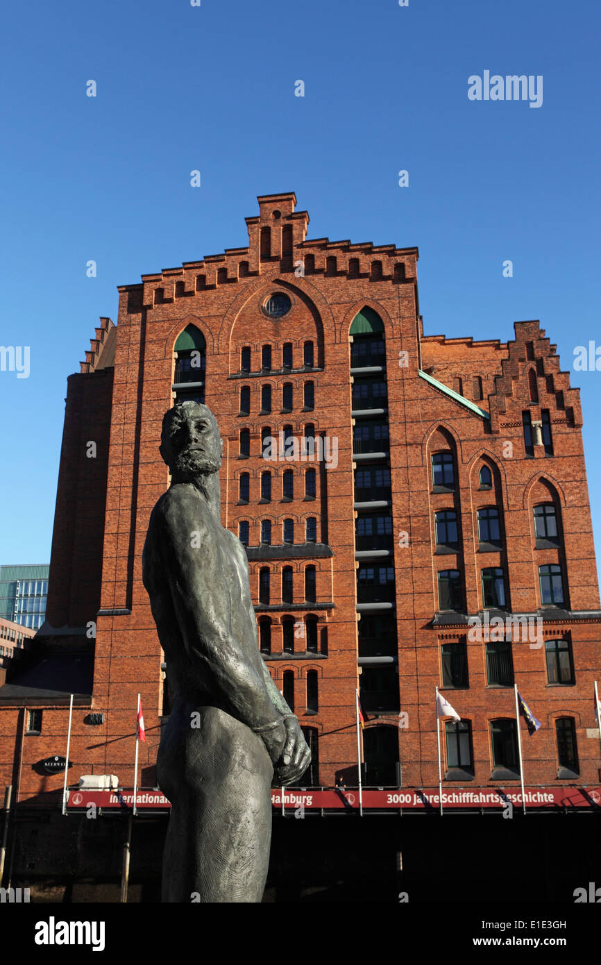 Statue de la pirate Klaus Stoertebeker par l'International Maritime Museum dans le quartier de HafenCity de Hambourg, Allemagne. Banque D'Images