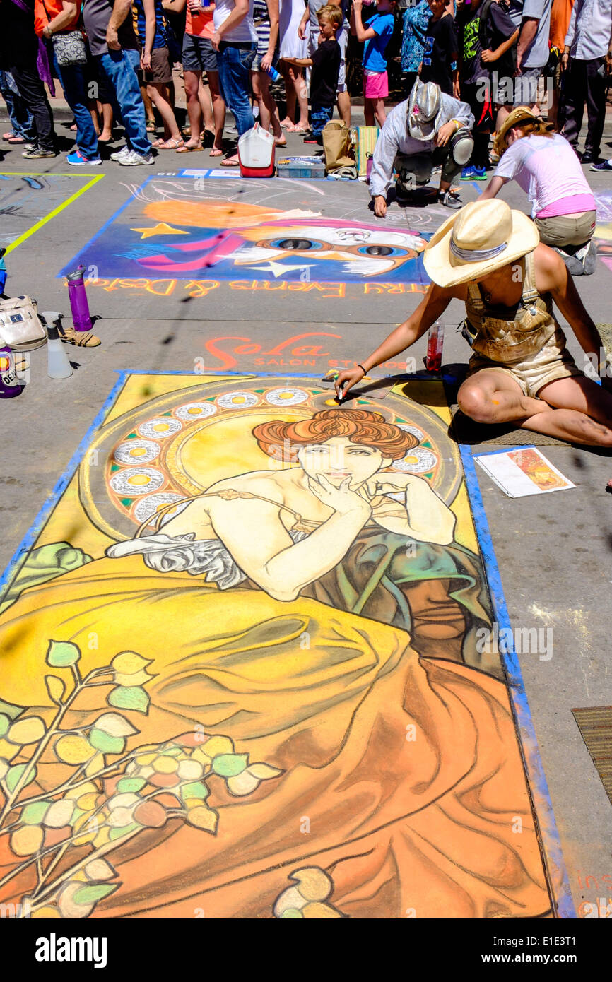 Denver, Colorado. 1er juin 2014. Olivia McLeod met la touche finale à sa fresque à la craie sur la deuxième journée de la craie 2014 Denver Art Festival. Credit : Ed EndicottAlamy Live News Banque D'Images