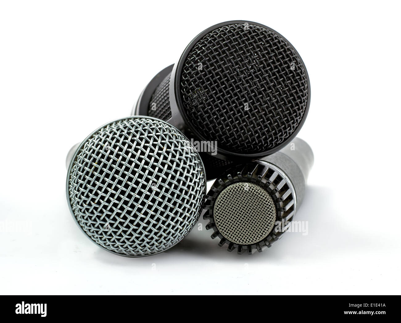Microphone à condensateur un et deux micros dynamiques, isolé sur fond blanc Banque D'Images