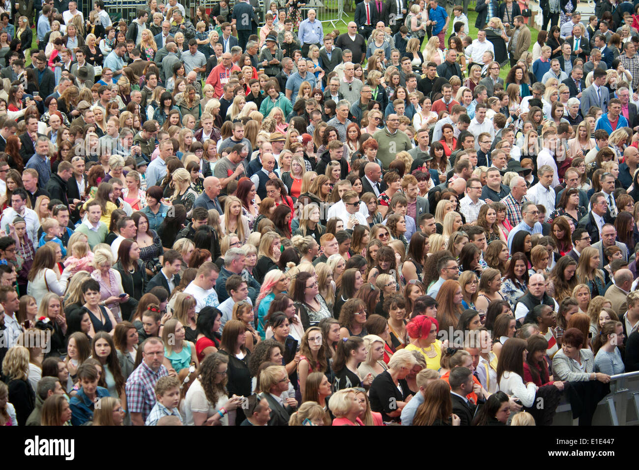 X Factor gagnant James Arthur sur scène à Newmarket, cours Juillet après course, samedi 31 mai 2014. Banque D'Images