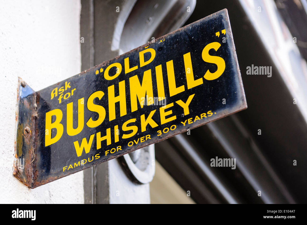 Signe pour Old Bushmills Whiskey à l'extérieur d'un pub Banque D'Images