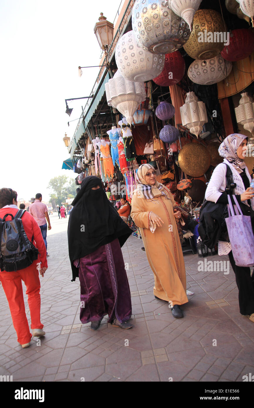 Vieilles femmes portant le costume traditionnel à Marrakech Maroc Banque D'Images