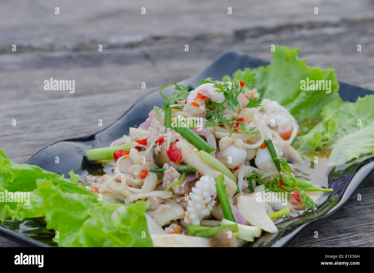 Salade épicée aux crevettes et légumes Mélange , cuisine asiatique , Banque D'Images