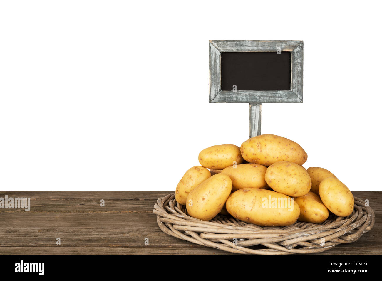 Les pommes de terre sur une table à vide :-board - isolated on white Banque D'Images