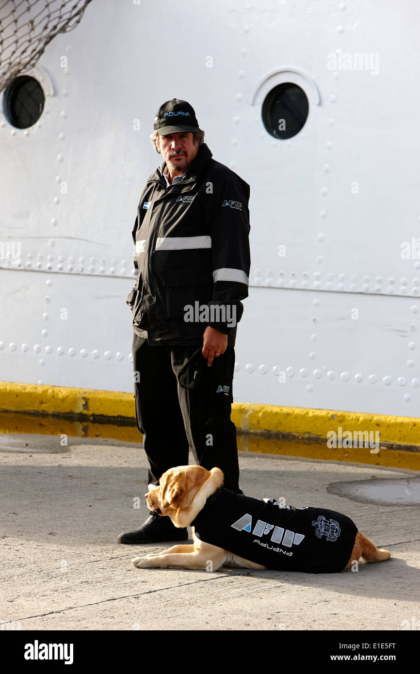 Afip aduana fonctionnaire des douanes argentines avec chien renifleur à port Ushuaia Argentine Banque D'Images