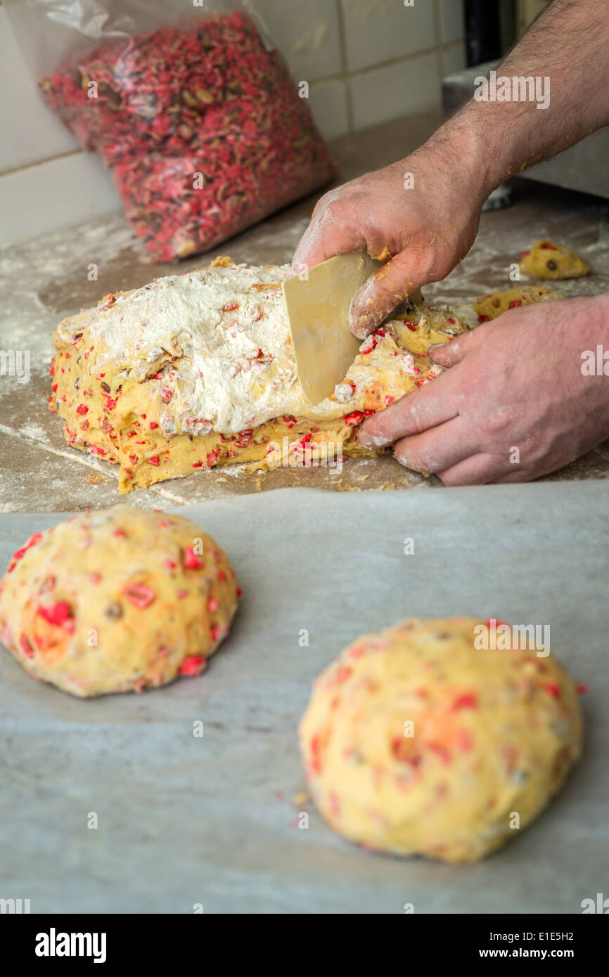 La Brioche Aux Amandes Gateau De Saint Genix Fabrication De Brioches Aux Pralines Saint Genix De Tarte Photo Stock Alamy La Brioche Aux Amandes Gateau De Saint Genix Fabrication De Brioches Aux Pralines Saint Genix De Tarte Photo Stock Alamy