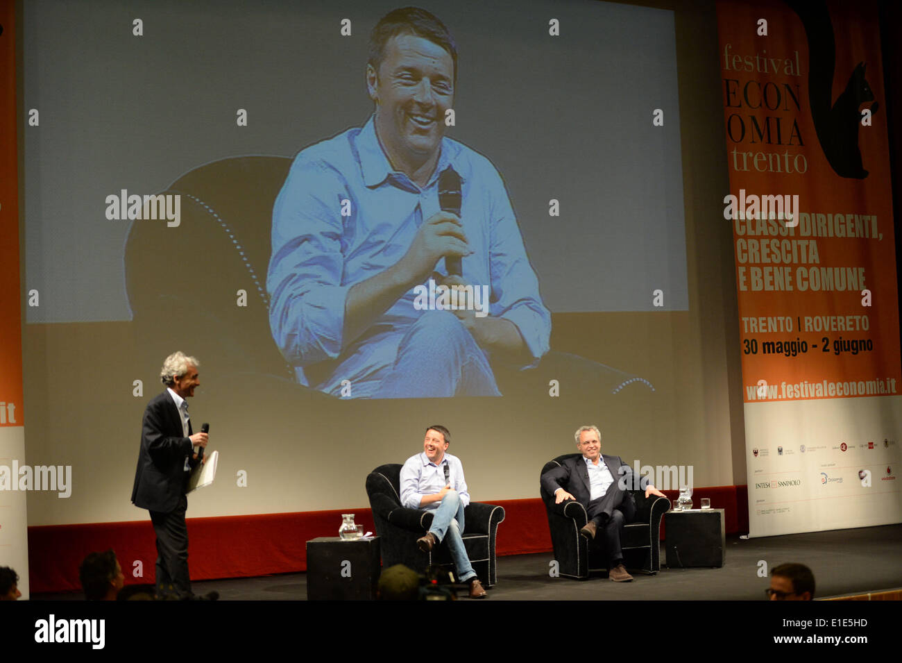 Trente. 1er juin 2014. Le premier ministre Italien Matteo Renzi (C) participe à l'économie de Trento Festival à Trento, Italie, 1 juin 2014. Renzi le dimanche s'est engagé à rendre l'administration publique dans son pays, l'efficacité et la transparence, qui, dit-il, est une condition fondamentale pour l'Italie d'avoir un rôle de premier plan dans la construction d'une Europe plus forte. Source : Xinhua/Alamy Live News Banque D'Images