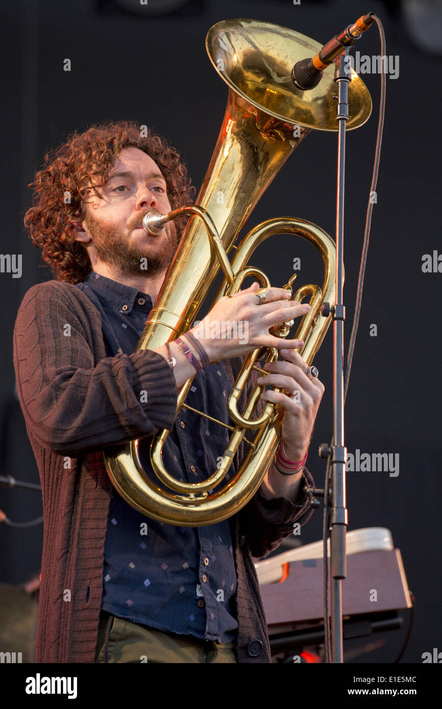 Chicago, Illinois, USA. 31 mai, 2014. STEWART COLE joue avec Edward Sharpe et les zéros magnétique à l'FirstMerit Bank au Pavillon Nordique à Chicago, Illinois © Daniel DeSlover/ZUMAPRESS.com/Alamy Live News Banque D'Images
