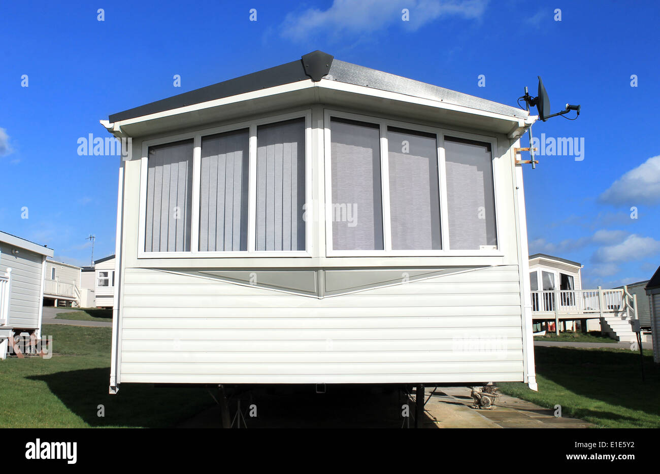Libre d'une caravane avec une antenne satellite dans trailer park. Banque D'Images
