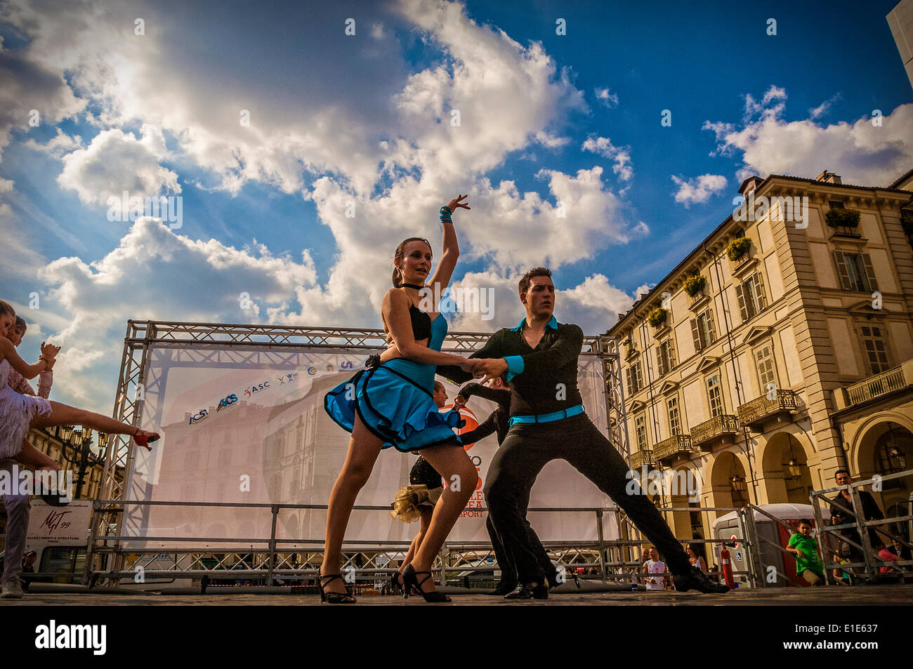 Turin, Italie. 01 Juin, 2014. 'Événement Le sport va dans le square à Turin". Turin a été choisie comme Capitale Européenne du Sport 2015 - Piazza Vittorio Veneto danses latino-américaines : crédit facile vraiment Star/Alamy Live News Banque D'Images