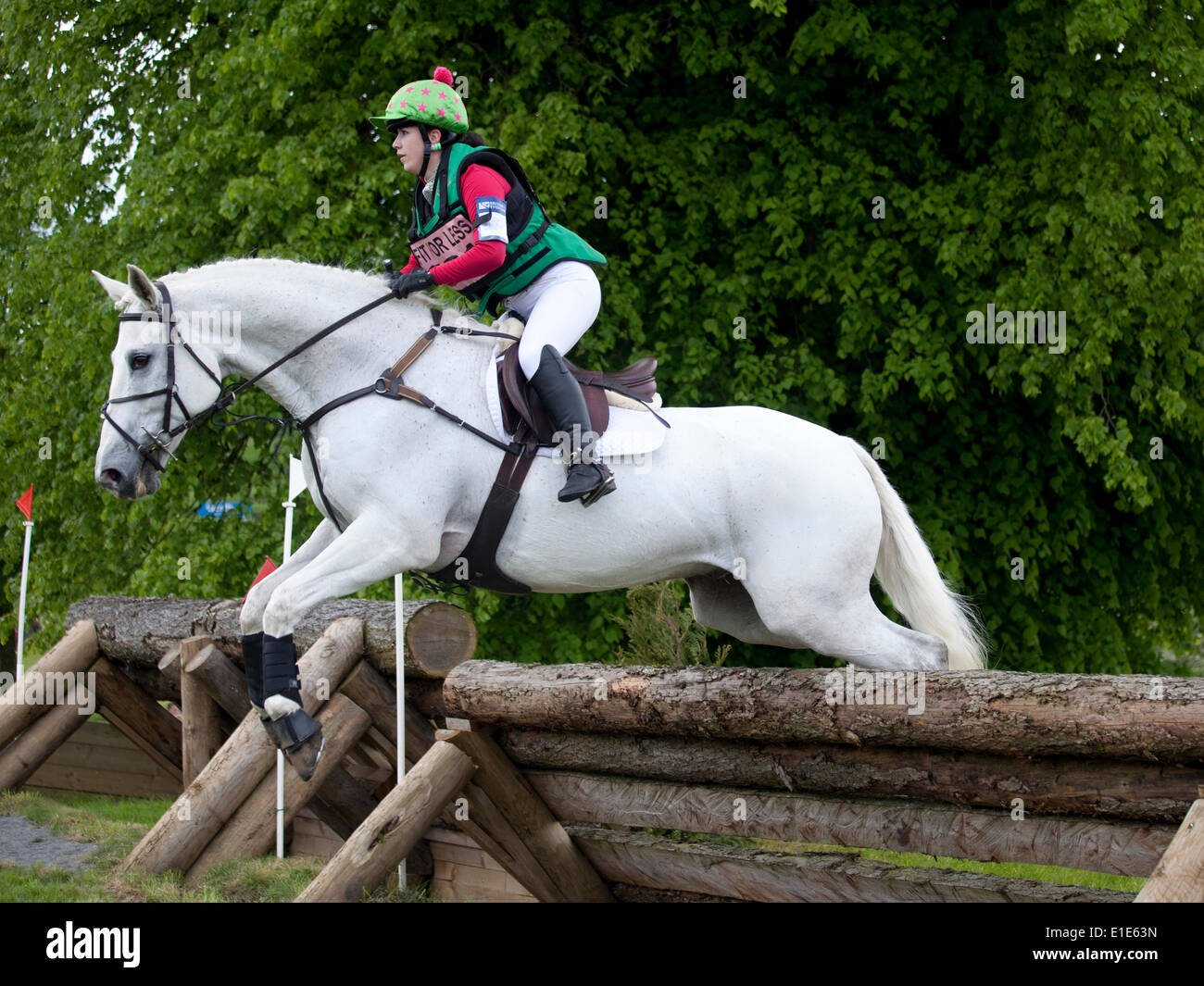 Belsay, UK. 01 Juin, 2014. Un concurrent dans le cross-country de l'article supprime une clôture au cours de la deuxième journée de l'Horse Trials 2014 Belsay, organisé pour la deuxième année consécutive en raison de Belsay château dans le Northumberland, en Angleterre. Belsay château est géré par l'English Heritage et est ouvert au public toute l'année. Credit : AC Images/Alamy Live News Banque D'Images