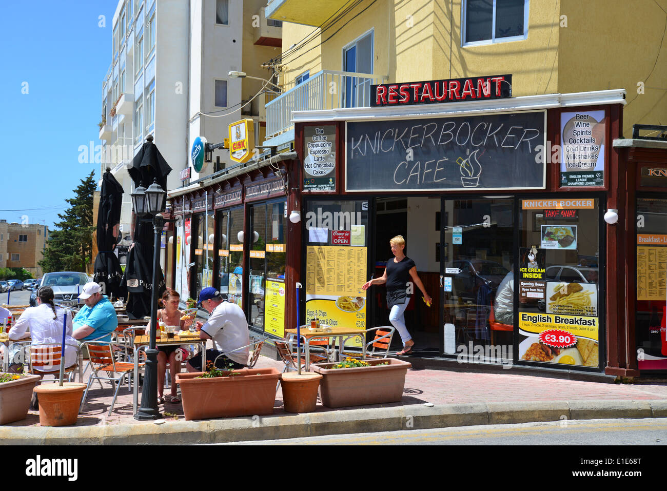 Street Cafe, Qawra (Il-Qawra), Saint Paul's Bay (San Pawl il-baħar), District Nord, Malte Majjistral, République de Malte Banque D'Images