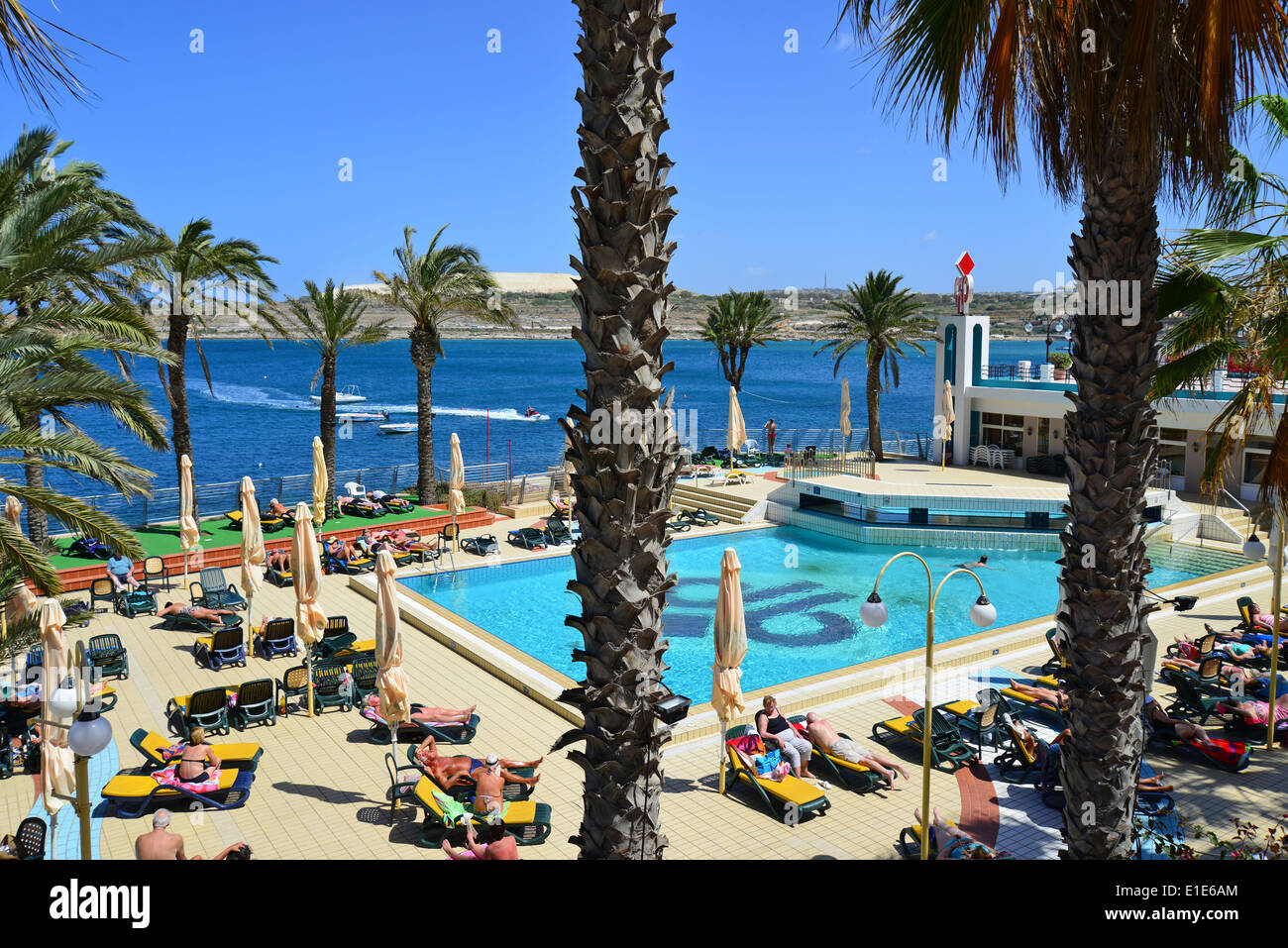 Le Qawra Palace Hotel Qawra, piscine (Il-Qawra), Saint Paul's Bay (San Pawl il-baħar), District Nord, République de Malte Banque D'Images