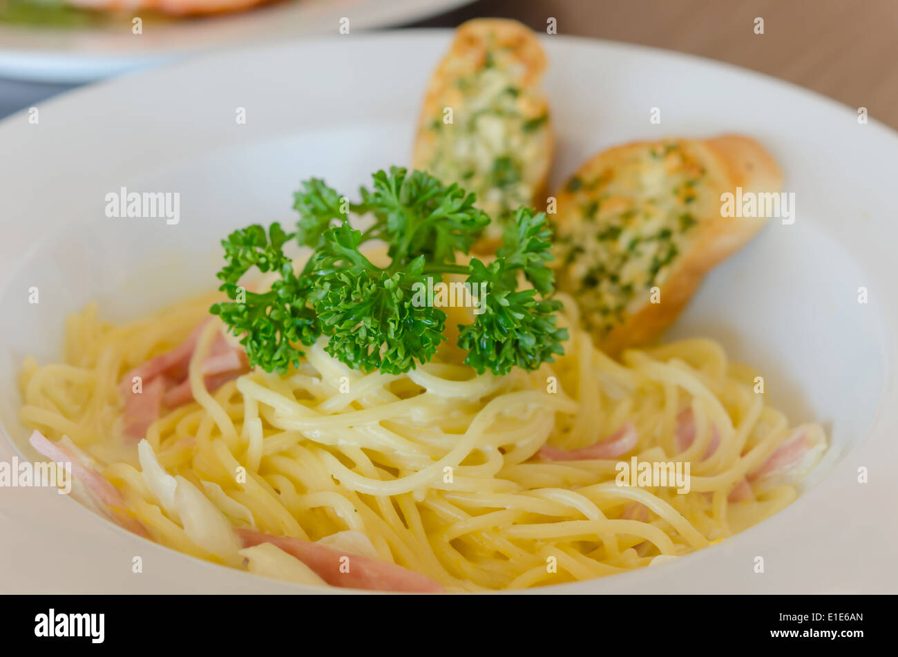 Spaghetti Carbonara avec du bacon et du pain à l'ail sur lave Banque D'Images Spaghetti Carbonara avec du bacon et du pain à l'ail sur lave Banque D'Images