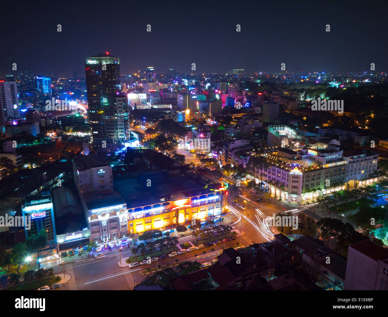 Une vue de la nuit de district 1 à Ho Chi Minh Ville (Saigon), Vietnam. Banque D'Images